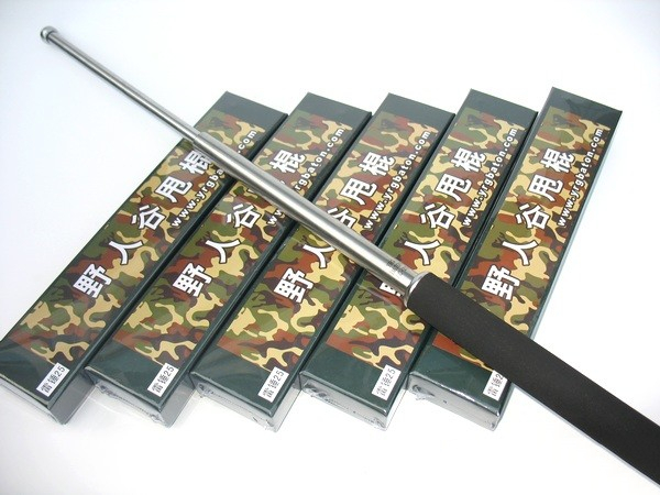 如何使用伸缩甩棍？
